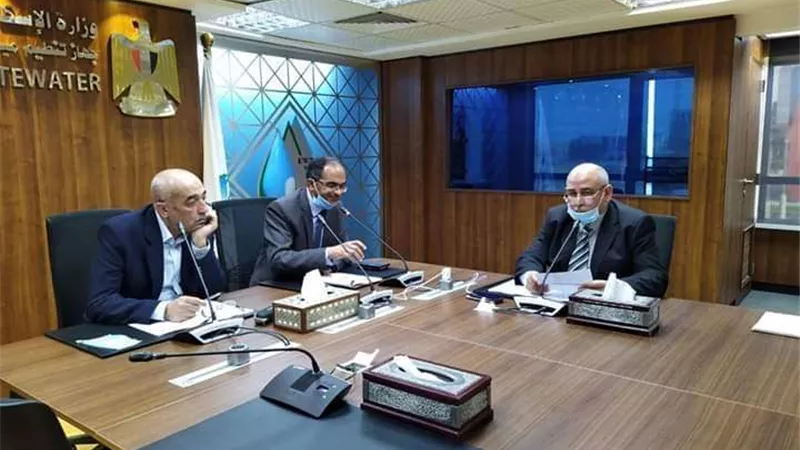 نائب وزير الإسكان يتابع خطة تركيب عدادات المياه مُسبقة الدفع