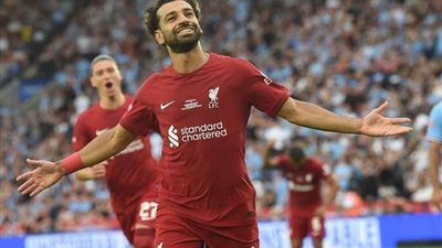 محمد صلاح يتأمل نفسه بعد التتويج بكأس الدرع الخيرية