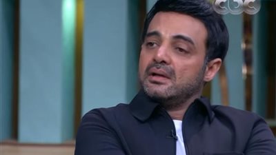 برفقة تمثال والده.. أحدث ظهور لـ عمرو محمود ياسين