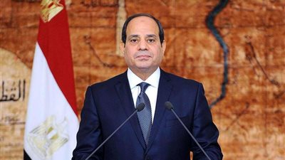 الرئيس السيسى يطلع على عينات المنسوجات الفاخرة المنتجة حديثًا من القطن المصرى