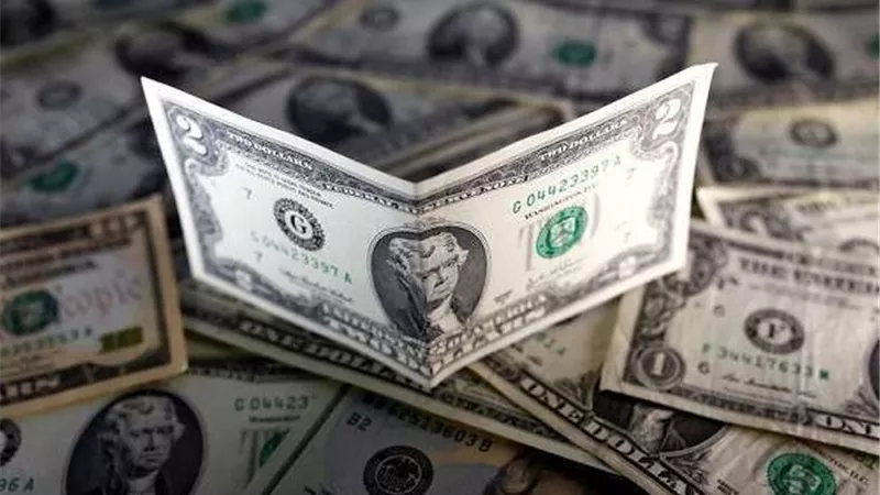 الدولار يتجاوز 19 جنيهًا.. ومشاكل تطارد الجنية المصري