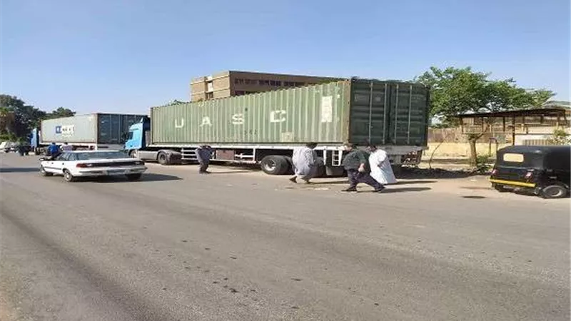 حادث تصادم تريلا وموتوسيكل وإصابة سائق الموتوسيكل بأبو النمرس