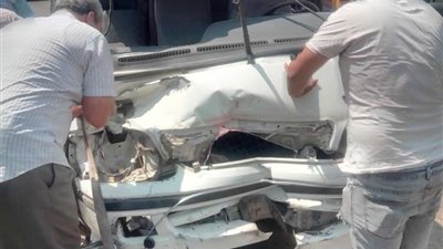 إصابة 4 أشخاص فى حادث تصادم ميكروباص بسور كوبرى الساحل.. صور