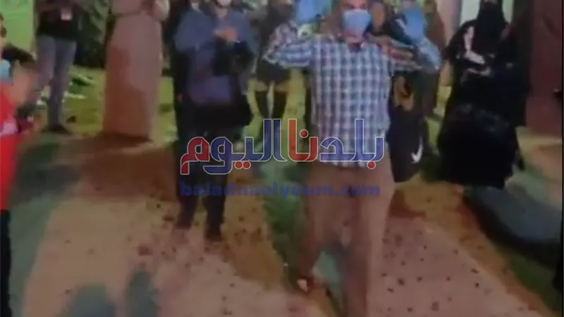 قرية أبوعلي بالمحلة تستقبل أحد المتعافين من فيروس كورونا بالورود