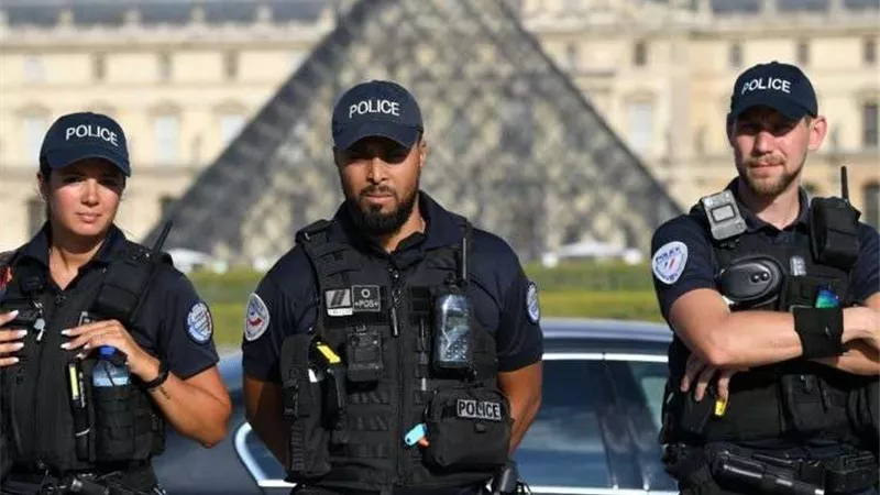 ملثمون يهاجمون مركزا للشرطة فى ضواحى باريس بالمولوتوف