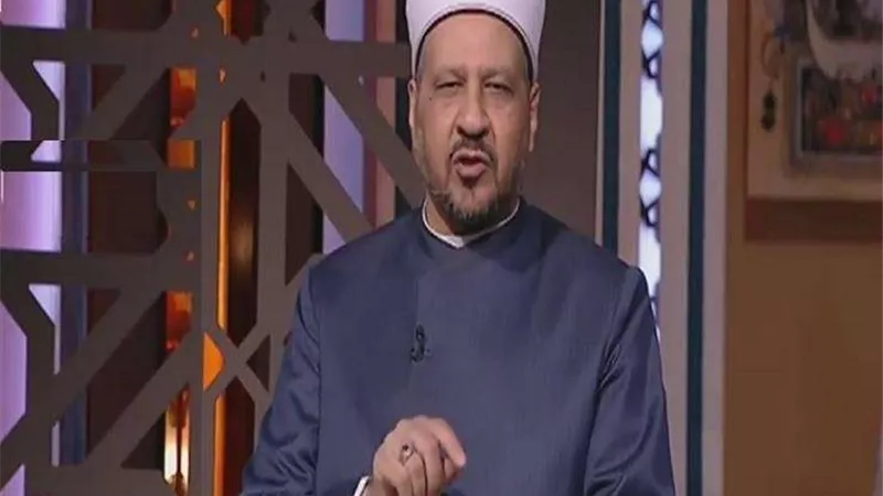 هل مصافحة الرجل للمرأة الأجنبية باليد تنقض الوضوء ؟ ..مستشار مفتي الجمهورية يجيب