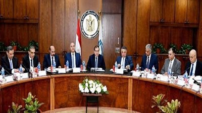 وزير البترول يتابع الموقف التنفيذي لمعدلات إنتاج الزيت الخام
