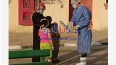 مدير العزل في بني سويف يستقبل مصابي كورونا بالمياه المعدنية ولعب للأطفال