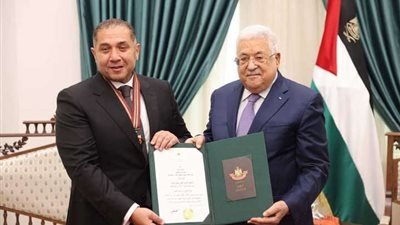 الرئيس الفلسطيني يمنح السفير المصري في رام الله وساماً تقديراً لجهوده
