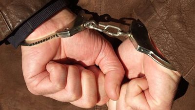 القبض على 3 عاطلين في قبضة الشرطة بحوزتهم هيروين وسلاح