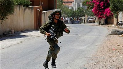 بحجر على الرأس.. مقتل أحد جنود جيش الاحتلال