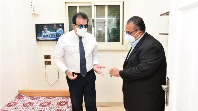وزير التعليم العالي يطمئن على جاهزية المدينة الجامعية بجامعة عين شمس لاستقبال العائدين