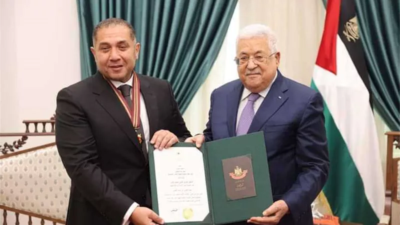 الرئيس الفلسطيني يمنح السفير المصري في رام الله وساماً تقديراً لجهوده