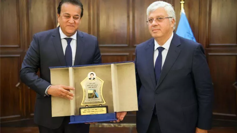 وزير التعليم العالي يكرم وزير الصحة تقديرا لمجهوده