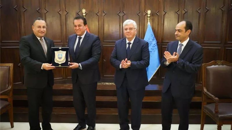 وزير التعليم العالي يعرب عن تطلعه لاستمرار التعاون بين مستشفيات الصحة