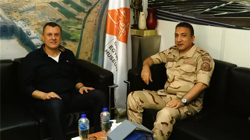 اجتماع لوزير السياحة والآثار مع مدير مشروع المتحف المصري الكبير