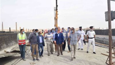محافظ المنيا يتفقد محـور سمالـوط الحر على النيل لمتابعة معدلات تنفيذ المشروع