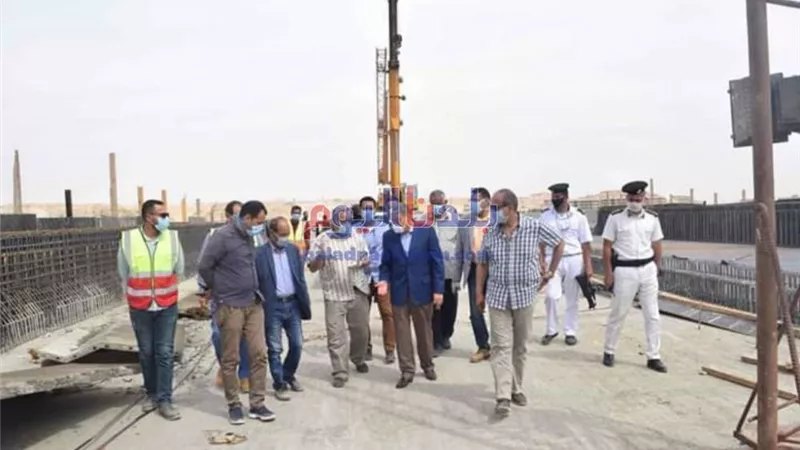محافظ المنيا يتفقد محـور سمالـوط الحر على النيل لمتابعة معدلات تنفيذ المشروع