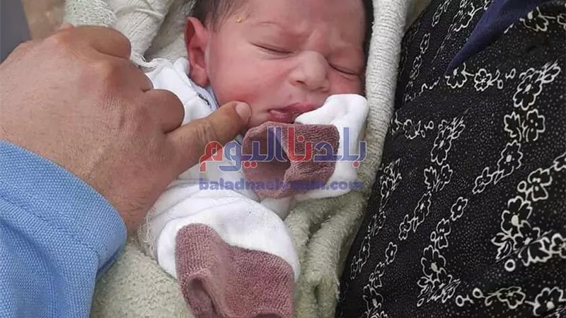 مسن يلقي بطفلة حديثة الولادة في احدى الأراضى الزراعية بسمنود