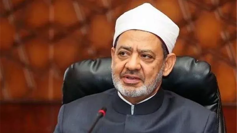 جريدة الأزهر تحسم الجدل حول صورة الأمام الأكبر مع كتاب أفول الغرب