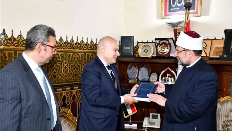 وزير الأوقاف يهدي سفيري مصر في فنزويلا والإكوادور سلسة كتب عن تجديد الخطاب الديني