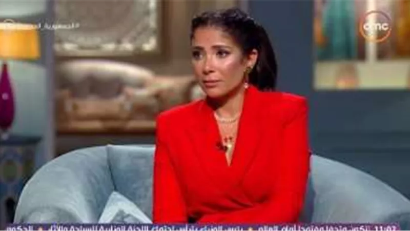 منى زكي توجه رسالة لشيرين عبد الوهاب
