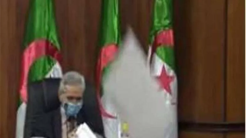 وزير التعليم ينجو من 