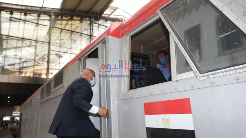 وزير النقل  يوجه بقطارات إضافية في المحطات بعد زيارة مفاجئة 