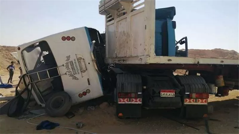 تصادم سيارتين بالطريق الصحراوي الشرقي ببني سويف