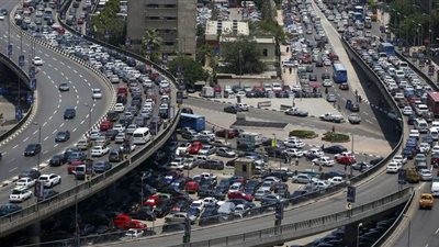 النشرة المرورية.. كثافات مرورية متوسطة بطرق القاهرة والجيزة