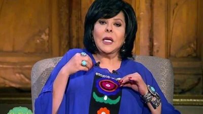 أنا حرة حتى ألبس حلة على دماغى.. إنفجار إسعاد يونس بالرد على اتهامات إرتدائها للباروكة