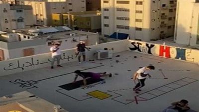 بالفيديو.. 4 أشقاء يحولون سطح منزلهم إلى نادي رياضي