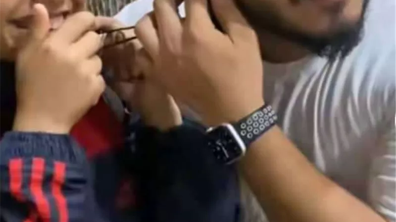 والله أنا عرفت أربي.. أول تعليق من المطرب أحمد شيبة عقب مساعده نجلة لإحدى الفتيات