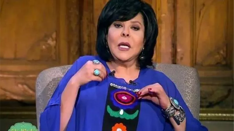 أنا حرة حتى ألبس حلة على دماغى.. إنفجار إسعاد يونس بالرد على اتهامات إرتدائها للباروكة