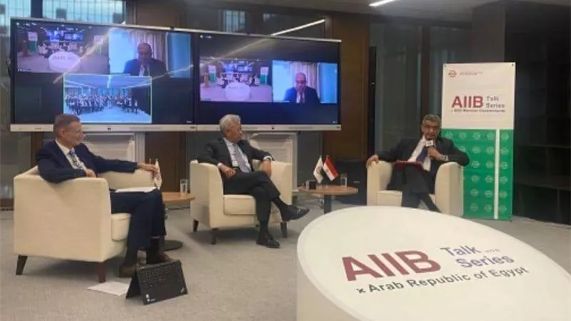 رئيس «البنك الآسيوي» يستقبل السفير المصري في بكين