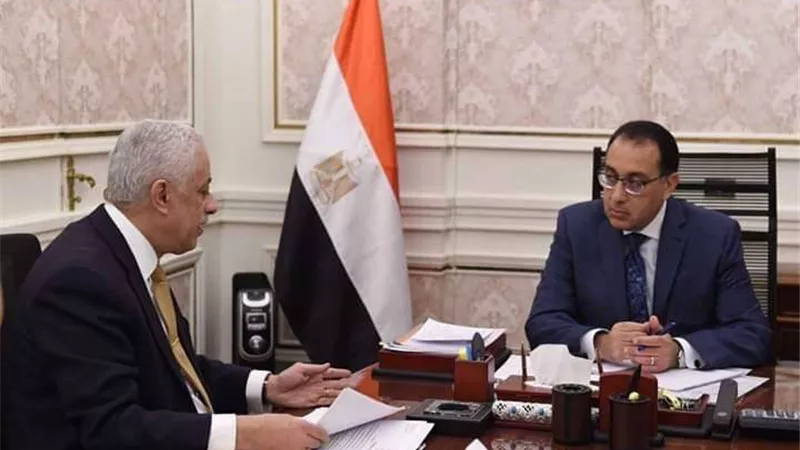 رئيس الوزراء يُتابع مع وزير التعليم إجراءات التعاقد على أجهزة التابلت للعام المُقبل