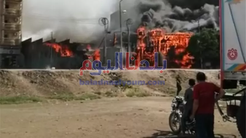 حريق هائل يلتهم محل 