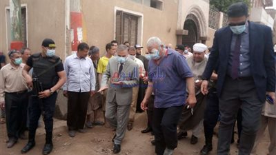 محافظ سوهاج يصرف 1000 كرتونة مواد غذائية لـ51 أسرة تضررت من السيول