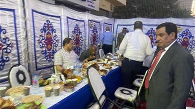 متحديا كورونا.. برلمانى يقيم مائدة إفطار لزملائه وسط القاهرة