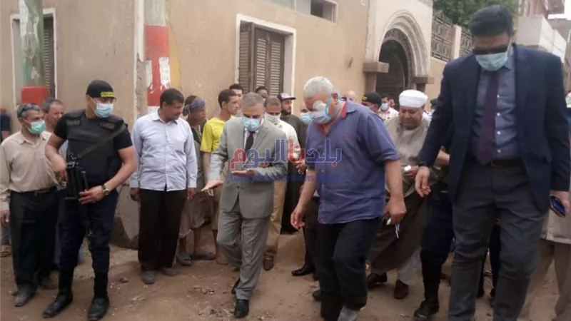 محافظ سوهاج يصرف 1000 كرتونة مواد غذائية لـ51 أسرة تضررت من السيول