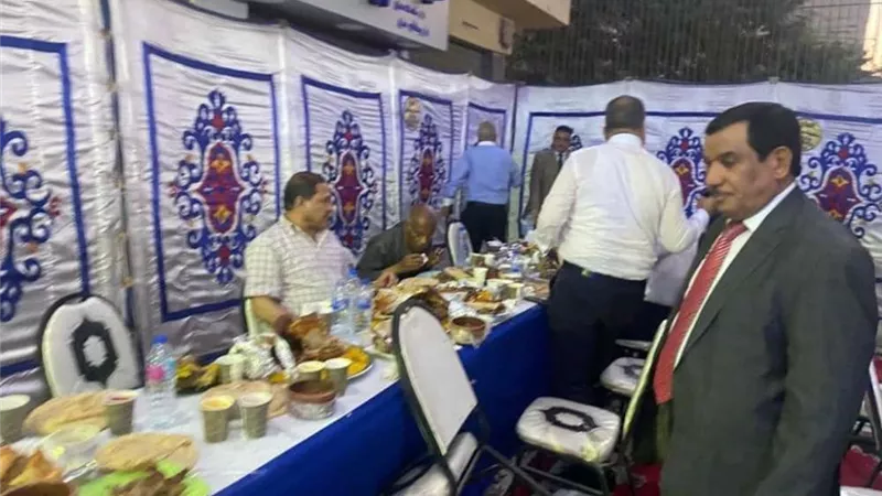 متحديا كورونا.. برلمانى يقيم مائدة إفطار لزملائه وسط القاهرة