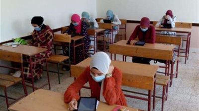 طالبة 80 سنة تؤدي امتحانات الدور الثاني للشهادة الثانوية الأزهرية.. تفاصيل