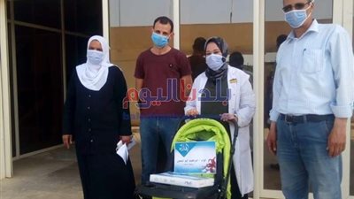 عجلة وكوفرته هدية محافظ المنوفية لأول مولود داخل العزل الصحي بالباجور