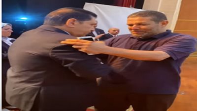 شاهد .. مقطع مؤثر لأب يتسلم شهادة تخرج ابنه المتوفى من جامعة حلوان
