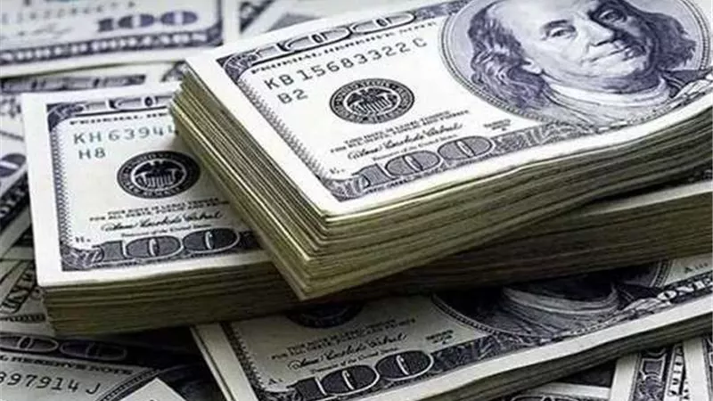 الدولار يتراجع بقوة ..وهذا سعره في البنوك أمام الجنيه