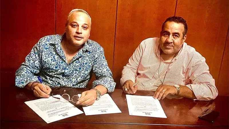 تامر عبد المنعم يعلن توقيعه مسرحية 