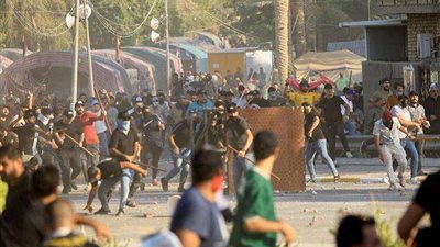 إيران تمنع رعاياها من السفر لبغداد وسامراء.. وقتيلان من المحتجين بالعراق
