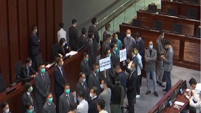اعتداء بالضرب ومشادات عنيفة في برلمان هونج كونج.. فيديو