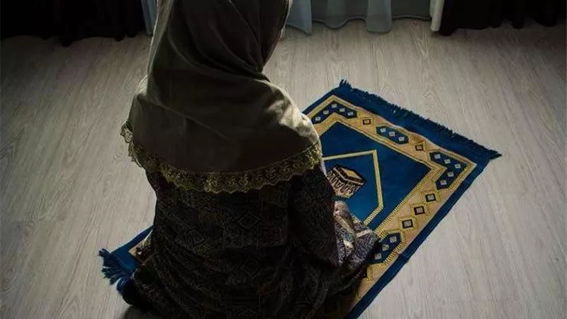 نسيت عدد الركعات أثناء الصلاة.. ماذا أفعل؟| الإفتاء تُجيب