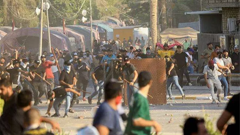 إيران تمنع رعاياها من السفر لبغداد وسامراء.. وقتيلان من المحتجين بالعراق